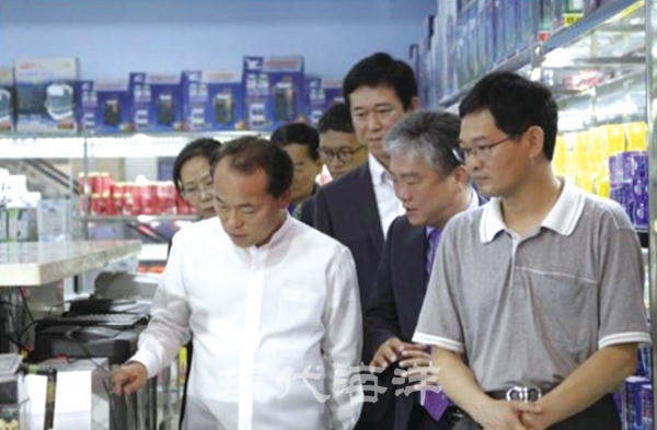 한국관상어협회 관계자들이 중국 관상어 기자재를 둘러보고 있다.