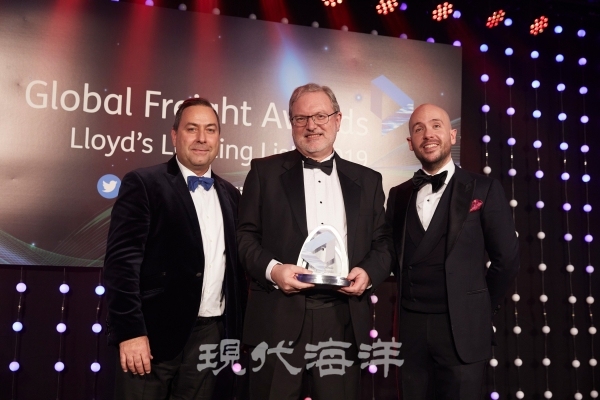 ▲피터 리비(Peter Livey) 현대상선 구주본부 영국 영업담당 임원(가운데)이 ‘Lloyd’s Loading List Global Freight Awards 2019’에서 ‘환경부문 최우수선사’ 시상 이후 기념 촬영을 하고 있다.