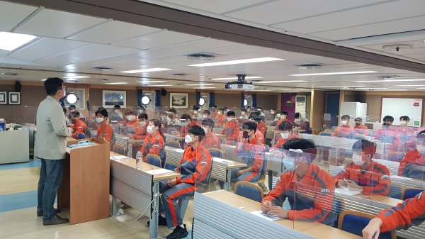 ▲해양환경교육원이  지난 9일 인천·부산 해사고 학생들에게 교육을 실시하고 있다.