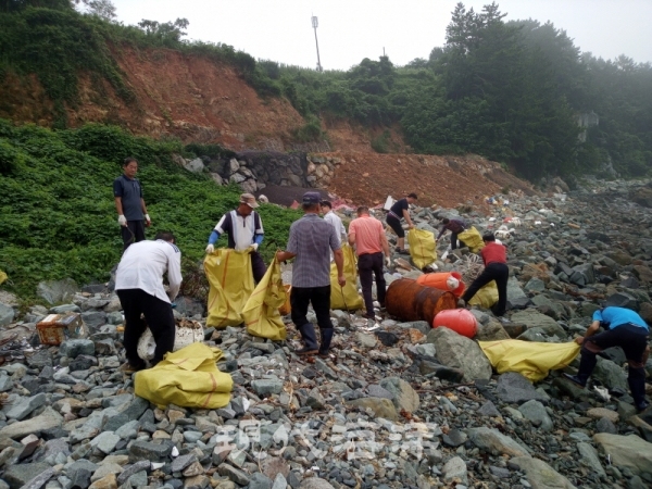 ▲ 해양쓰레기 수거 작업 중인 중앙공동체원들
