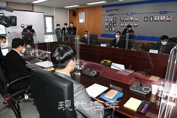 문성혁 해양수산부 장관은 14일 오후 정부세종청사에서 HMM 노사 대표들과 면담했다.