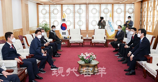 이철우 경북지사(사진 왼쪽 앞에서 두번째)가 문성혁 장관(맞은편)과 면담하고 있다.