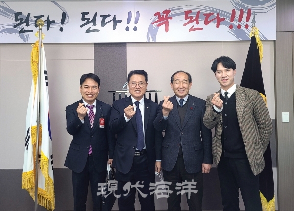 정책 건의를 위해 국회에 방문한 김충 조합장(왼쪽 세 번째)과정운천 국회의원(왼쪽 두 번째)