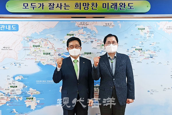 김춘진 aT 사장(좌측)과 신우철 완도군수가 양기관 협력을 약속했다.