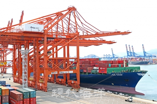 7,000TEU급 컨테이너선 ‘HMM 자카르타(Jakarta)호’가 부산 신항 HPNT에서 국내 수출기업들의 화물을 싣고 있다.