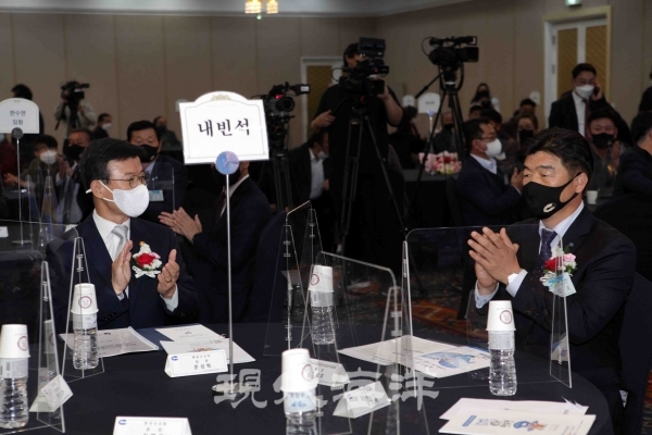 문성혁(왼쪽) 해수부 장관과 김성호 한수연 회장이 내빈을 박수로 환영하고 있다.