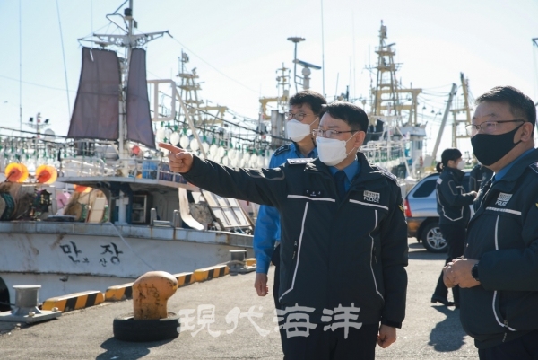 지난 1월 12일 정봉훈 해양경찰청장이 부산해양경찰서 남항파출소를 찾아 다중이용시설 코로나19 방역관리 실태를 점검했다.