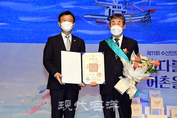이 날 최고 영예인 금탑산업훈장은 권중천 ㈜희창물산 대표이사에게 수여됐다.