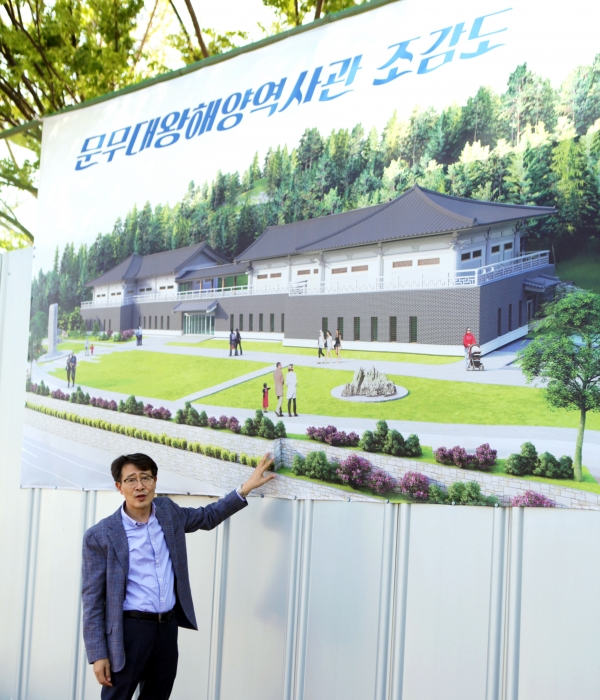 김성학 경북도 해양수산국장이 문무대왕해양역사관 건립 계획에 대해 설명하고 있다.