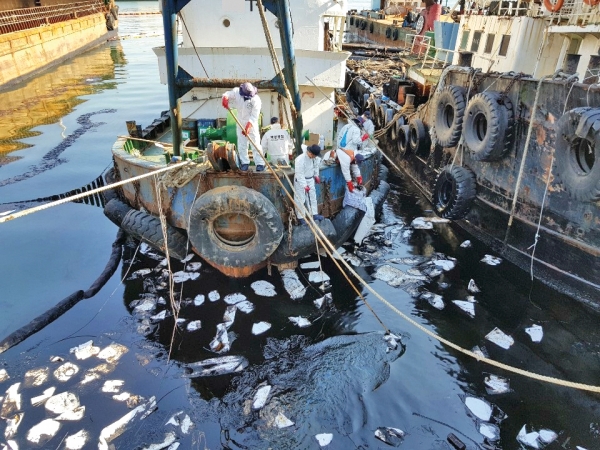 장기계류선박 해양오염 사고현장 (출처_해양경찰청)