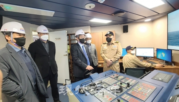 대학 실습선 ‘새해림호’를 방문해 선박 안전상태를 점검하는 이장호 총장