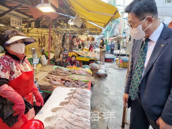 한국농수산식품유통공사 김춘진 사장(우측)이 같은날 부산 자갈치시장 수산물 물가 동향 점검에 나섰다.