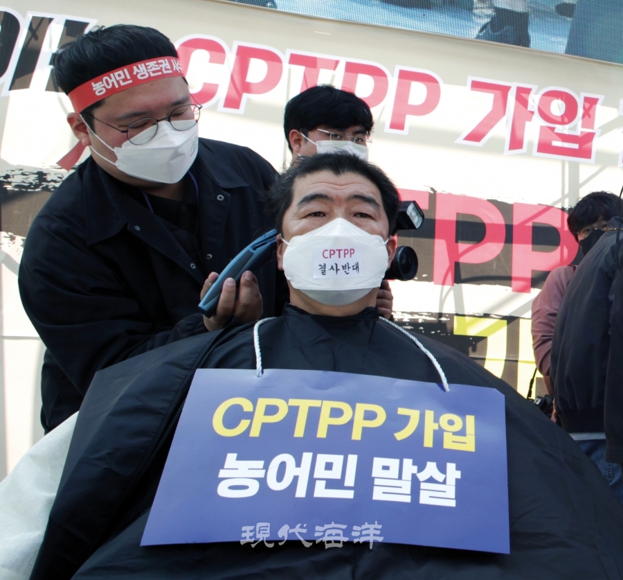 CPTPP 가입 저지를 위한 삭발 투쟁을 하고 있는 김성호 회장