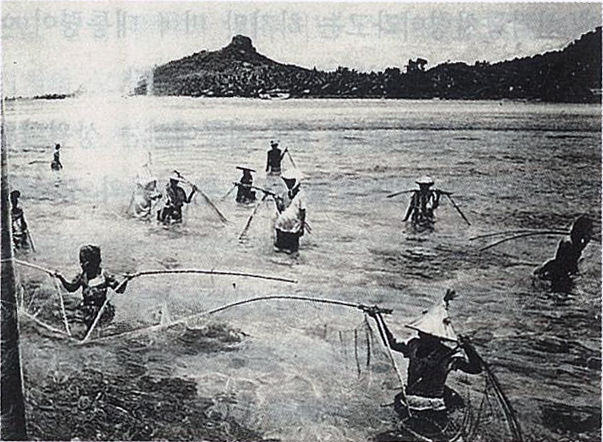 사이판 티니안 얍등 미이크로네시아 주민들이 바닷가에서 그물을 쳐 고기를 잡고 있다.