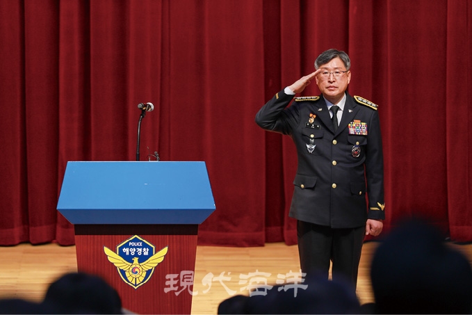 김종욱 해양경찰청장이 인천시 연수구 해양경찰청 대강당에서 열린 취임식에서 거수경례를 하고 있다.
