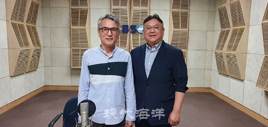 ‘정관용의 지금, 이사람’ 스튜디오에서 정관용(왼쪽)과 함께한 김종성 교수