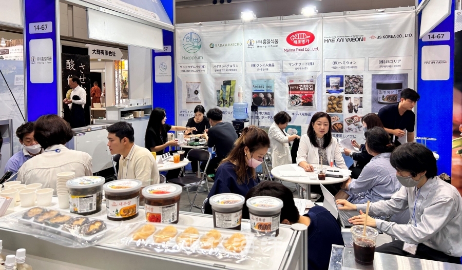 전라남도 소재 6개 기업이 '2023 도쿄 국제식품 전시회'에 참가해 수출 상담을 하고 있다.