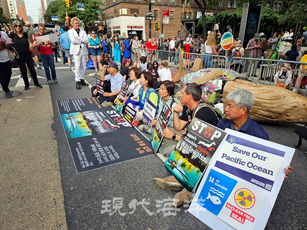 지난 16일 오후 1시(현지시각) 뉴욕 유엔 본부와 일본 총영사관 앞에서 열린 '글로벌 촛불집회'에서 참가들이 원전 오염수 방류 중단을 요구하고 있다.