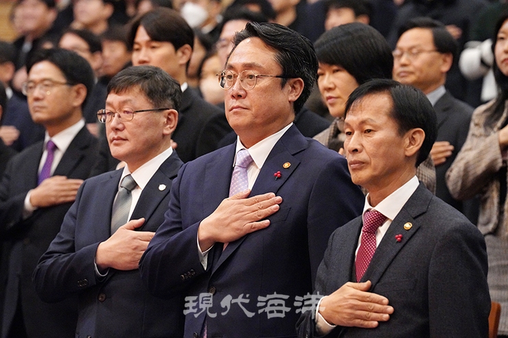 강도형 장관(오른쪽 두 번째, 오른쪽 첫 번째는 송명달 신임 차관)이 취임식에 앞서 국기에 대한 경례를 하고 있다.